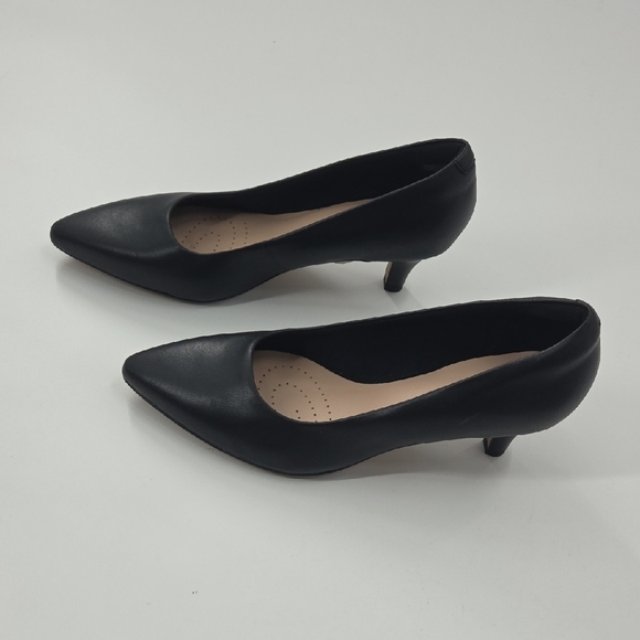 Classic Black Women's Pumps - Picture 11 of 16